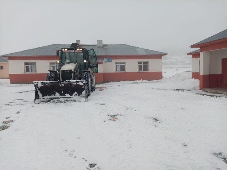 Çaldıran Belediyesi okul bahçelerini kardan temizledi G2