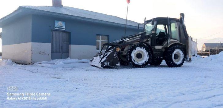 Çaldıran Belediyesi okul bahçelerini kardan temizledi G3