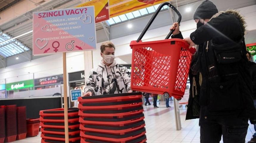 Macaristan'da bir süpermarket Sevgililer Günü öncesinde aşkı bulmaları için müşterilerine yardımcı oluyor