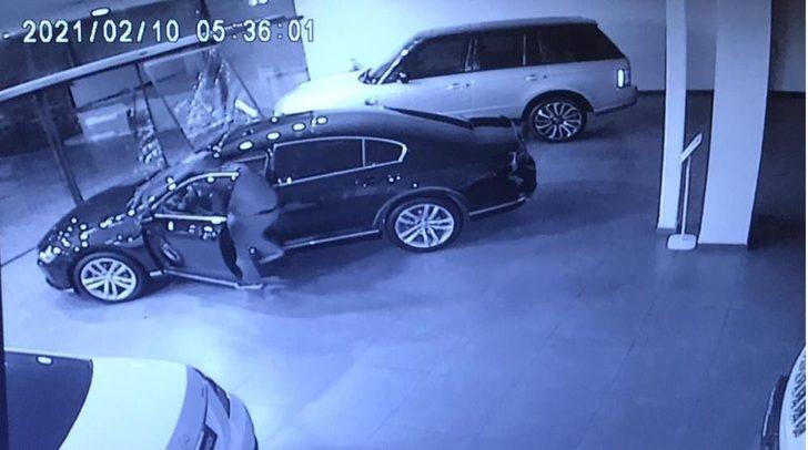 Oto galeriden çaldıkları yarım milyonluk aracı geri getirdiler G1