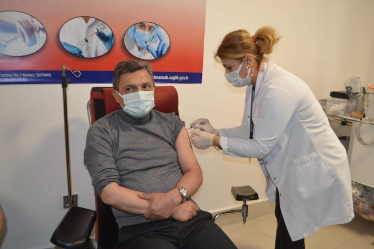 Batman Valisi Hulusi Şahin korona vir&uuml;s aşısı oldu