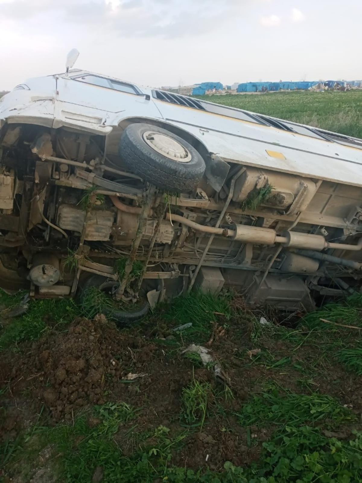 Tarım iş&ccedil;ilerini taşıyan minib&uuml;s devrildi