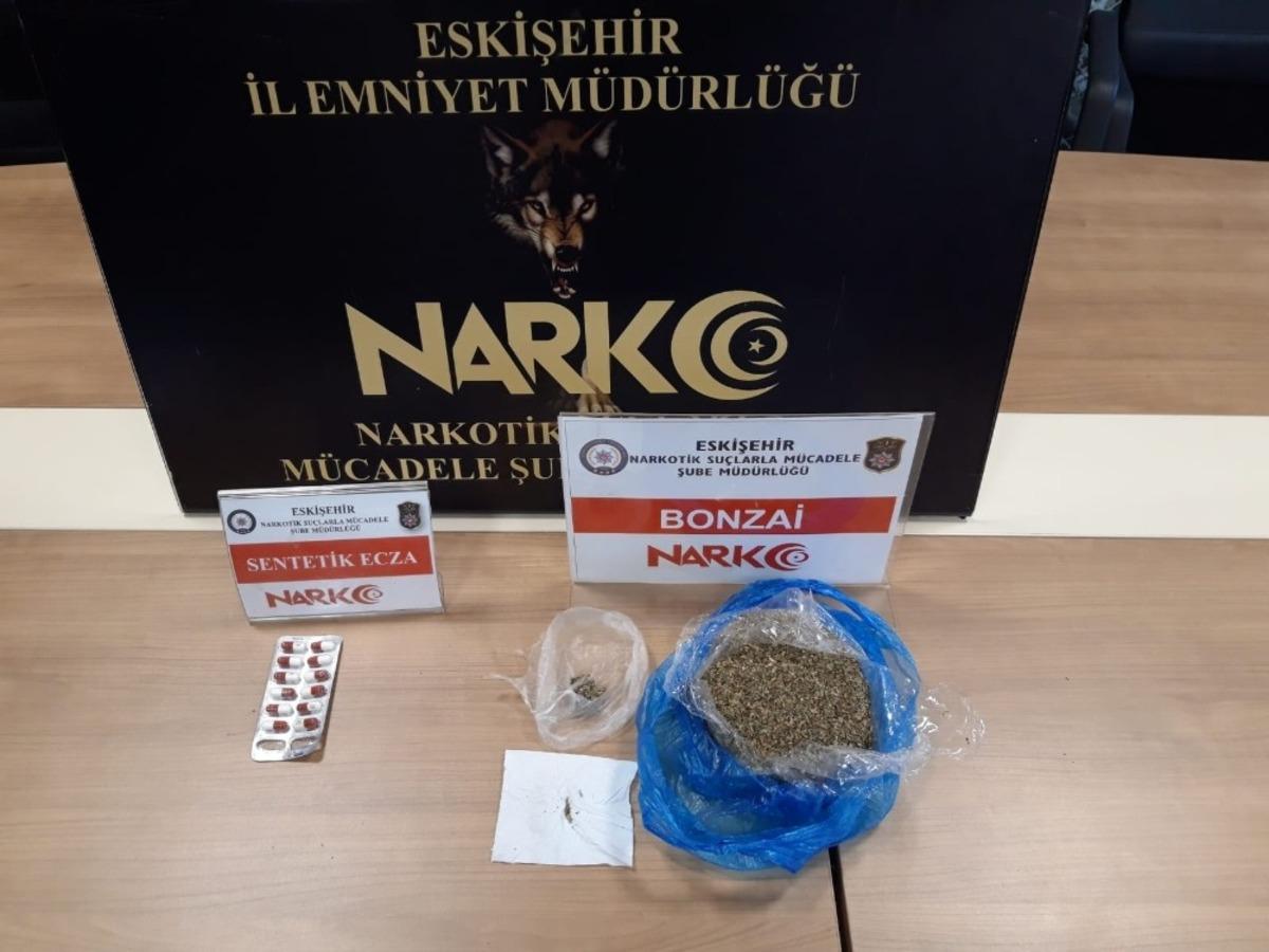 Uyuşturucuları &ccedil;&ouml;p poşetine saklayan ş&uuml;pheli tutuklandı