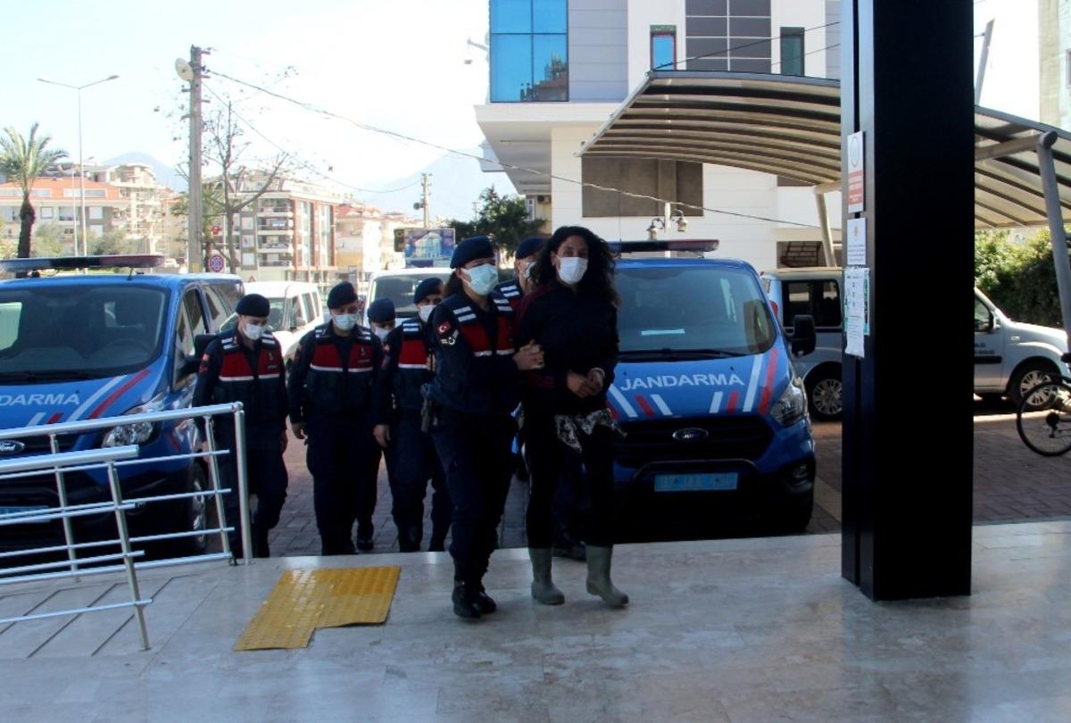 Ka&ccedil;ak barakası yıkılınca pompalı t&uuml;fekle baskın yapan kadın tutuklandı