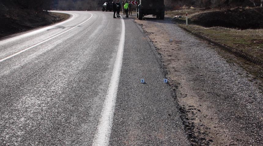'Yanık kokusu geliyor' diyerek hareket halindeki aracın kapısını açan kadın düşerek hayatını kaybetti