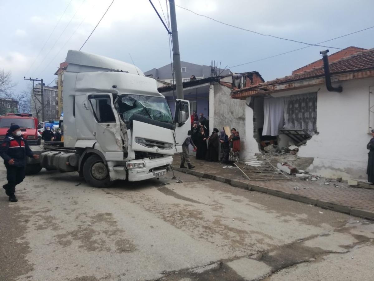 Bursa&rsquo;da kontrolden &ccedil;ıkan tır eve &ccedil;arptı: 1 yaralı