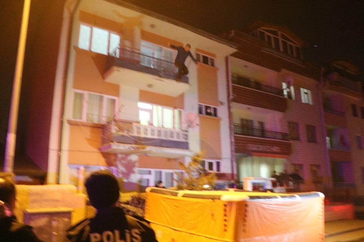 Oğlu 3. kattan atladı, annesi g&ouml;zyaşları i&ccedil;inde izledi