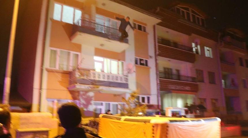 Sivas'ta intihar girişimi! Balkondan atlayan oğlunu gözyaşları içinde izledi