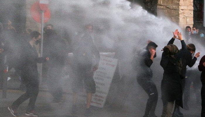 Güney Kıbrıs'ta halk sokağa döküldü