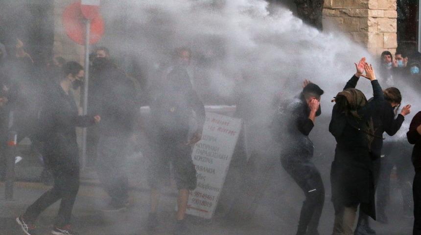 Güney Kıbrıs'ta halk sokağa döküldü