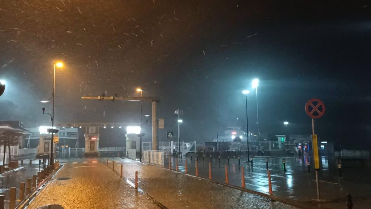 &Ccedil;anakkale Boğazı yoğun kar yağışı nedeniyle gemi ge&ccedil;işlerine kapatıldı