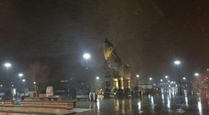 Çanakkale Boğazı yoğun kar yağışı nedeniyle gemi geçişlerine kapatıldı G2