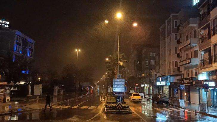 Çanakkale Boğazı yoğun kar yağışı nedeniyle gemi geçişlerine kapatıldı G3