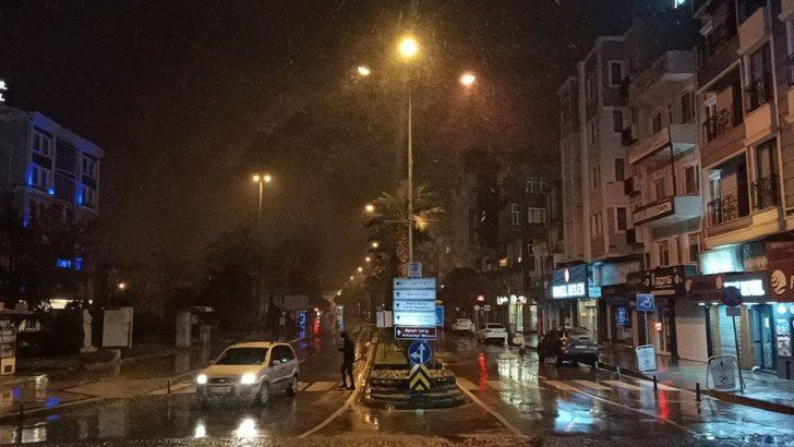 Çanakkale Boğazı yoğun kar yağışı nedeniyle gemi geçişlerine kapatıldı G4