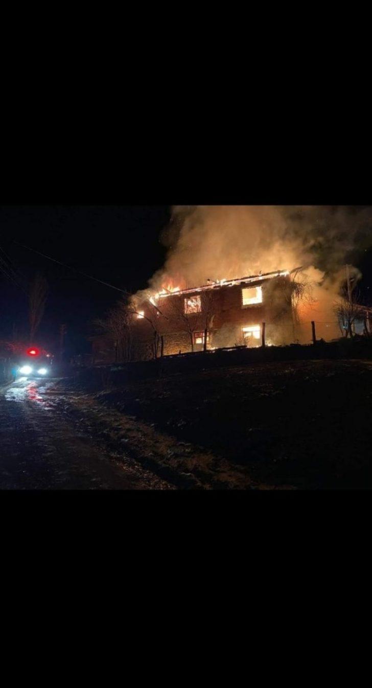 İki katlı ev ve ahır yangında kül oldu G1