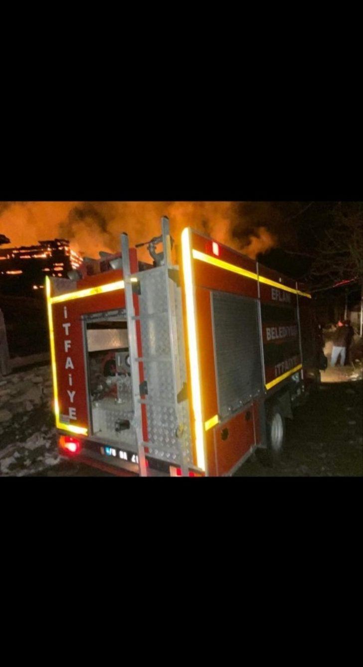 İki katlı ev ve ahır yangında kül oldu G2