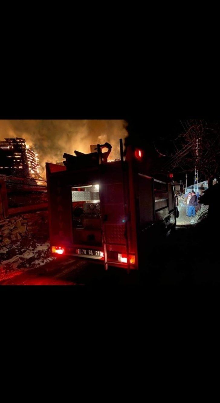 İki katlı ev ve ahır yangında kül oldu G3