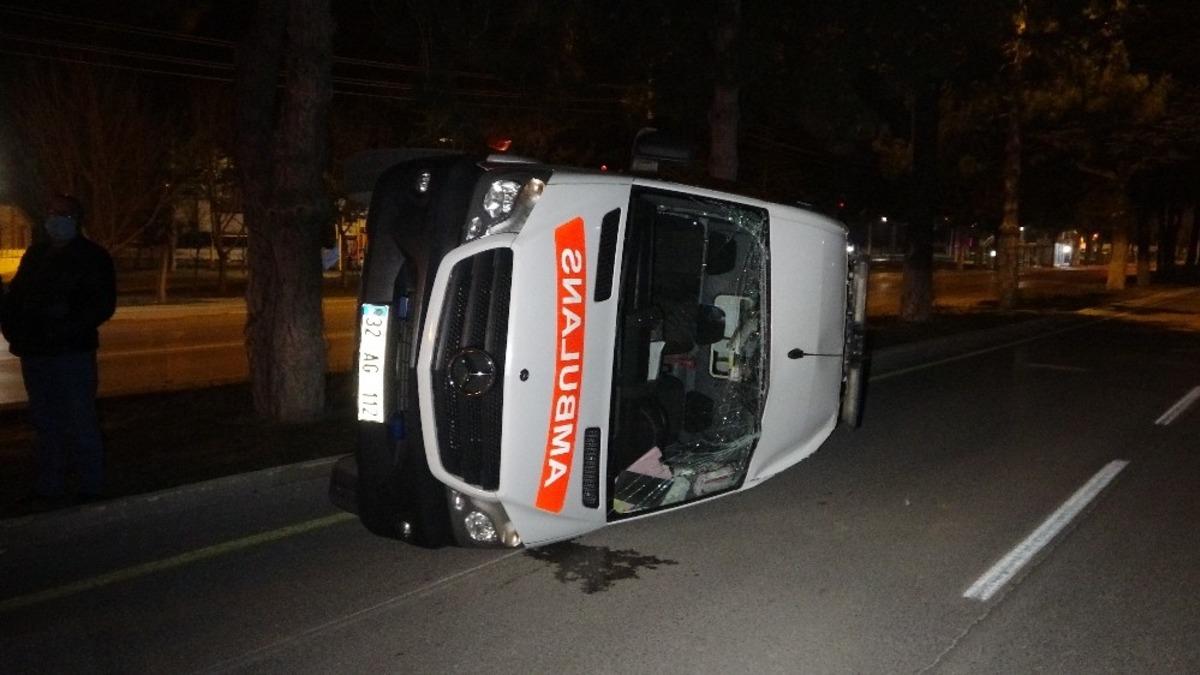 Isparta&rsquo;da otomobil ile ambulans &ccedil;arpıştı: 2 yaralı