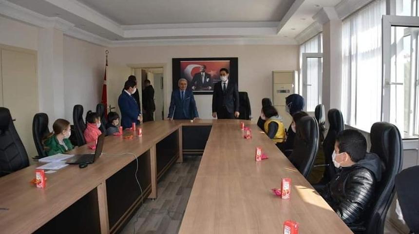 Vakıflar B&ouml;lge M&uuml;d&uuml;rl&uuml;ğ&uuml;nden Selendili &ouml;ğrencilere tablet