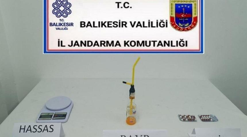 Ayvalık&rsquo;ta jandarmadan uyuşturucu hap operasyonu