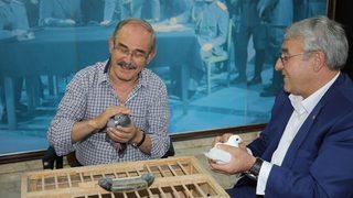 Belediye başkanına posta güverciniyle mesaj yolladı