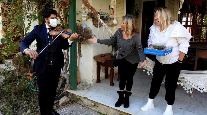 Kapıyı açan gözlerine inanamadı! Sevgililer Günü'ne özel paket servis