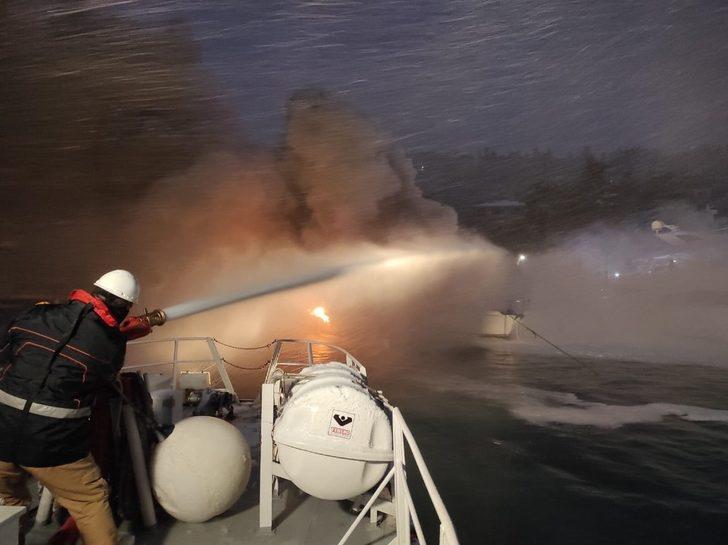 Beşiktaş’ta iki tekne yanarak kül oldu G4
