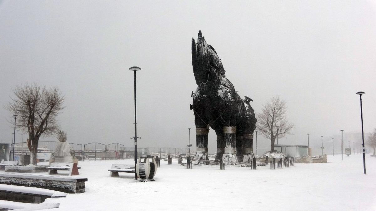 &Ccedil;anakkale&rsquo;de kar kalınlığı 7 santimetreye ulaştı