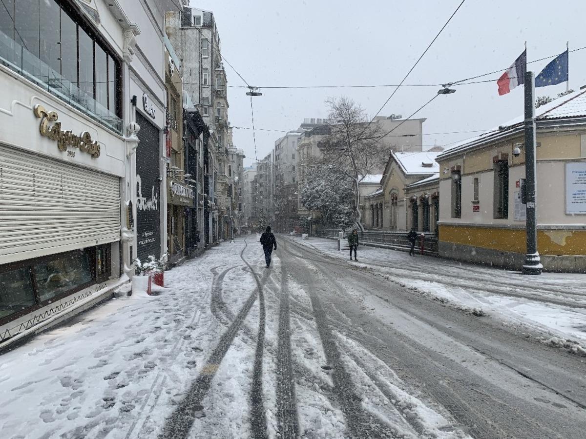 Taksim Meydanı beyaza b&uuml;r&uuml;nd&uuml;