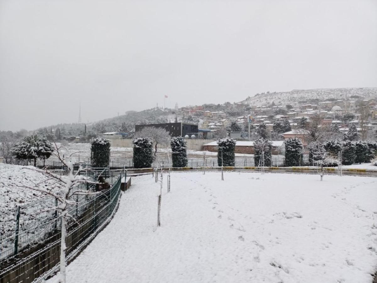 Balıkesirliler g&uuml;ne karla uyandı