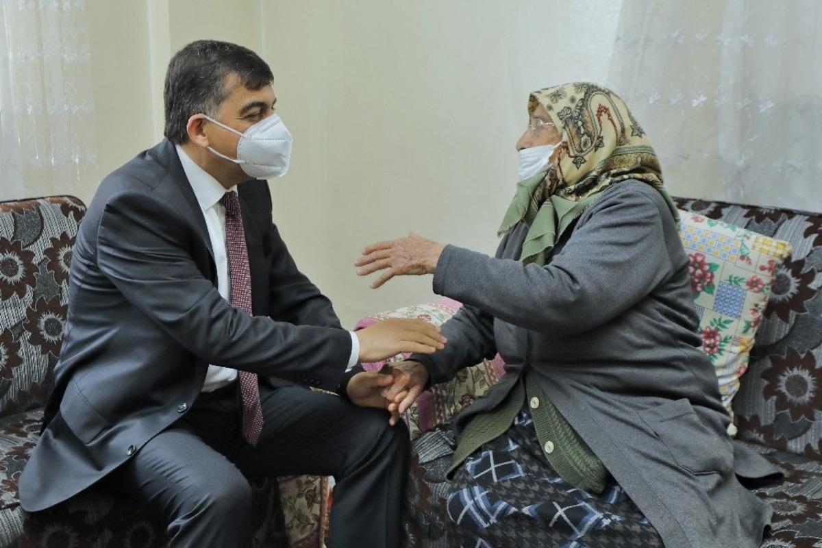 Sevgiyle &ouml;r&uuml;len el işleri, yaşlı teyzeleri sevindiriyor