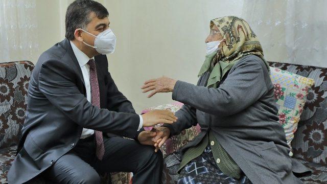 Sevgiyle örülen el işleri, yaşlı teyzeleri sevindiriyor