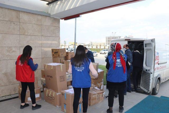 İdlib’teki çadır kentlerde yaşayanlara kıyafet yardımı