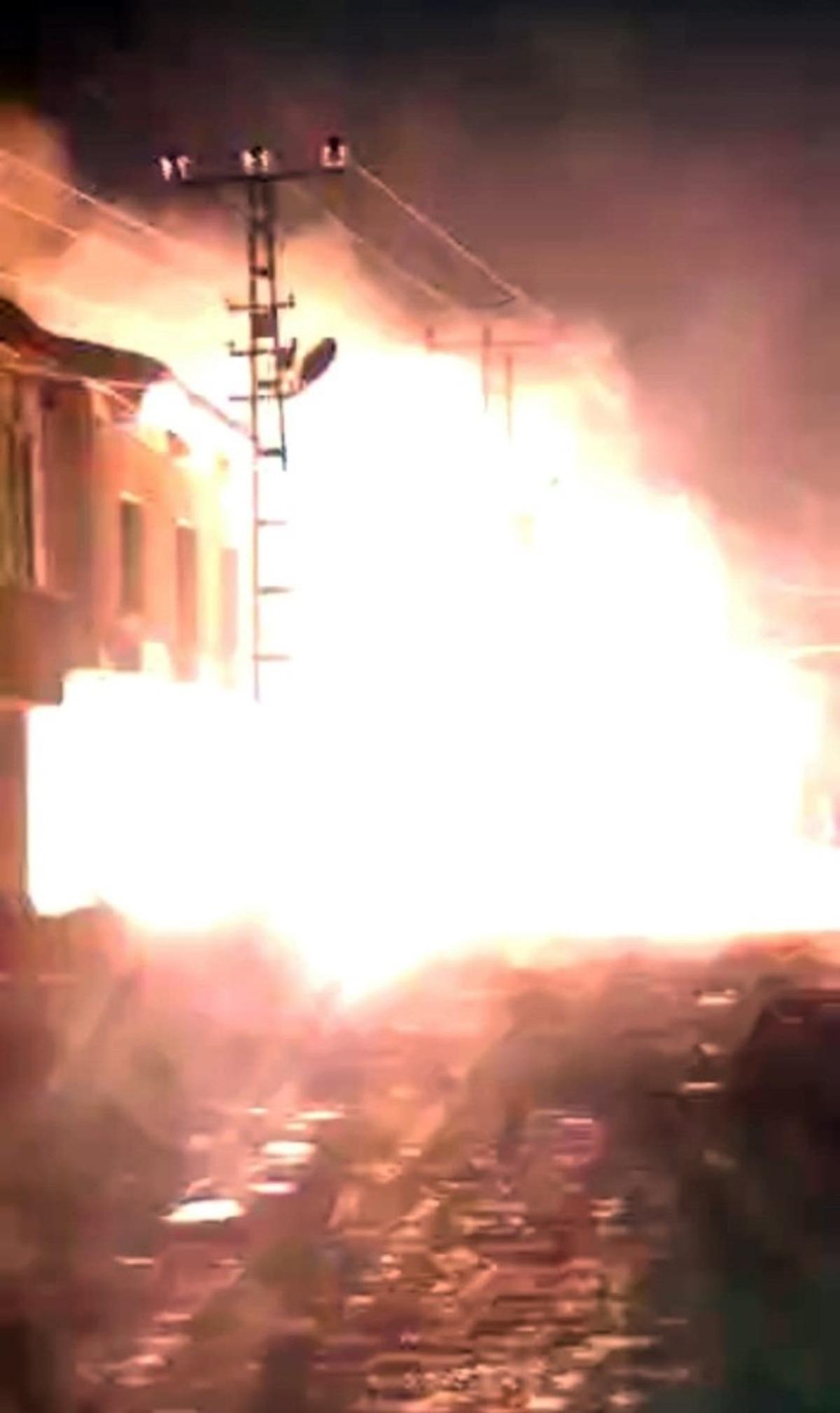 Y&uuml;ksekova&rsquo;da aşırı y&uuml;klenmeden dolayı trafo alev alev yandı