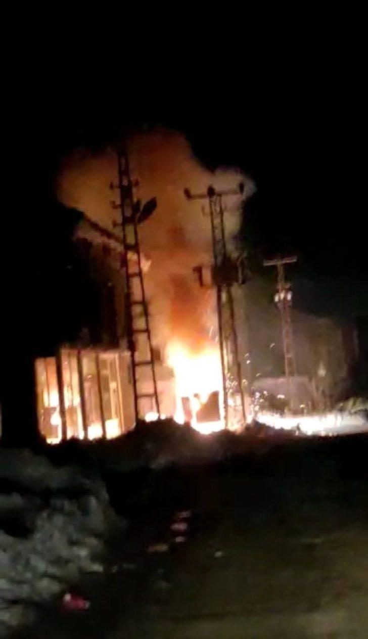 Yüksekova’da aşırı yüklenmeden dolayı trafo alev alev yandı G2