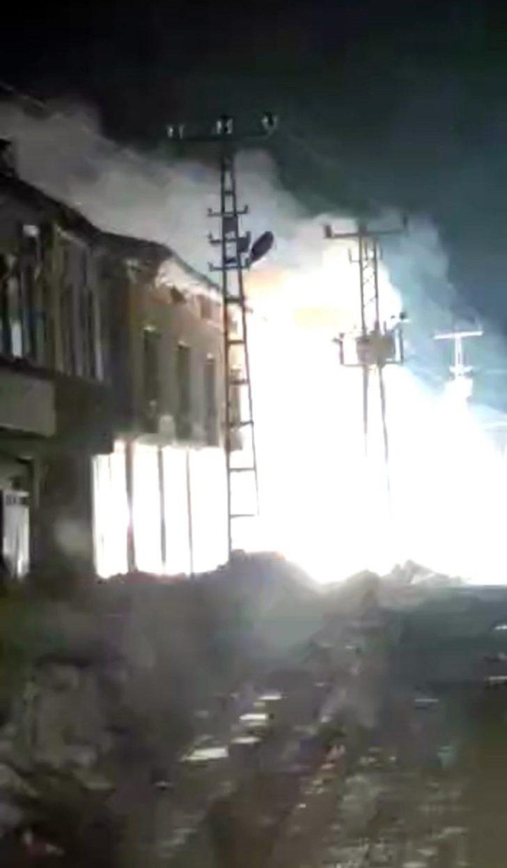 Yüksekova’da aşırı yüklenmeden dolayı trafo alev alev yandı G4