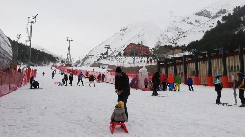 Koronavirüs bile engel olamadı! Palandöken'de karın tadını böyle çıkardılar
