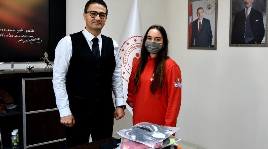 Milli sporcu Miray Ulaş’a malzeme desteği