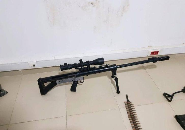 MSB: "İnsanlık düşmanı terör örgütü PKK’nın, sivil vatandaşlarımızı canice şehit ettiği Gara’daki mağarada teröristlere ait pek çok silah ve mühimmat ele geçirildi." G2