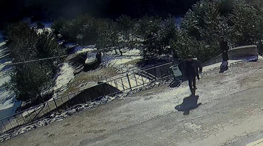 Donmuş gölde mahsur kaldı! Kurtarmak için metrelerce kayık taşıdılar