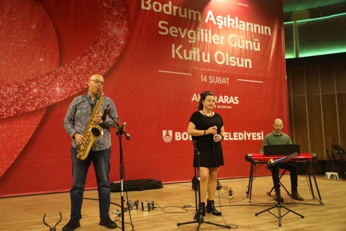 M&uuml;ziğe hasret kalan sanat&ccedil;ılar sahneden inmek bilmedi