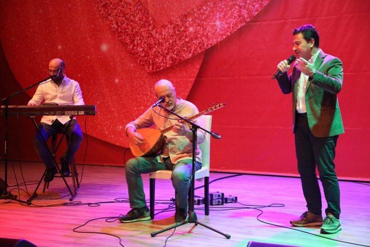 Müziğe hasret kalan sanatçılar sahneden inmek bilmedi G3