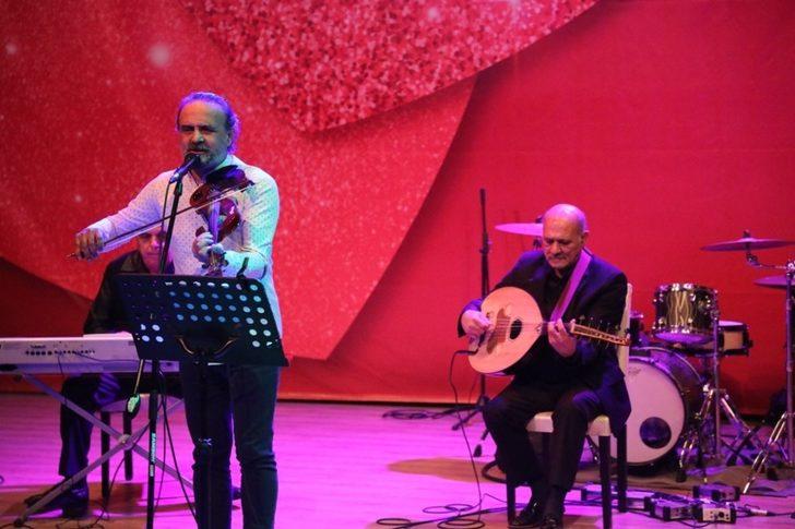 Müziğe hasret kalan sanatçılar sahneden inmek bilmedi G4