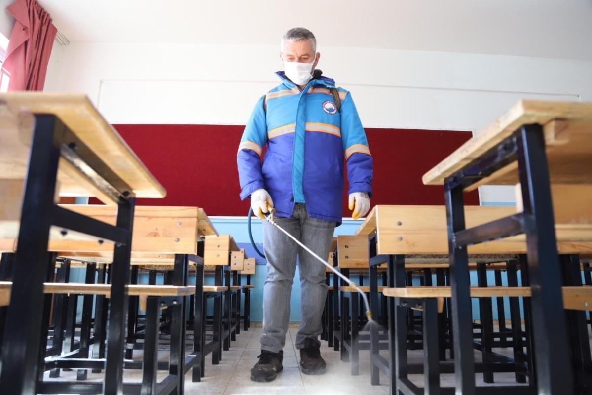 Menderes&rsquo;te okullar dezenfekte edildi