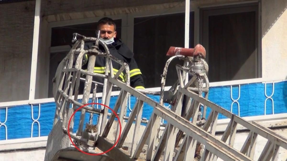 Balkonda mahsur kaldı, imdadına itfaiye merdiveni yetişti