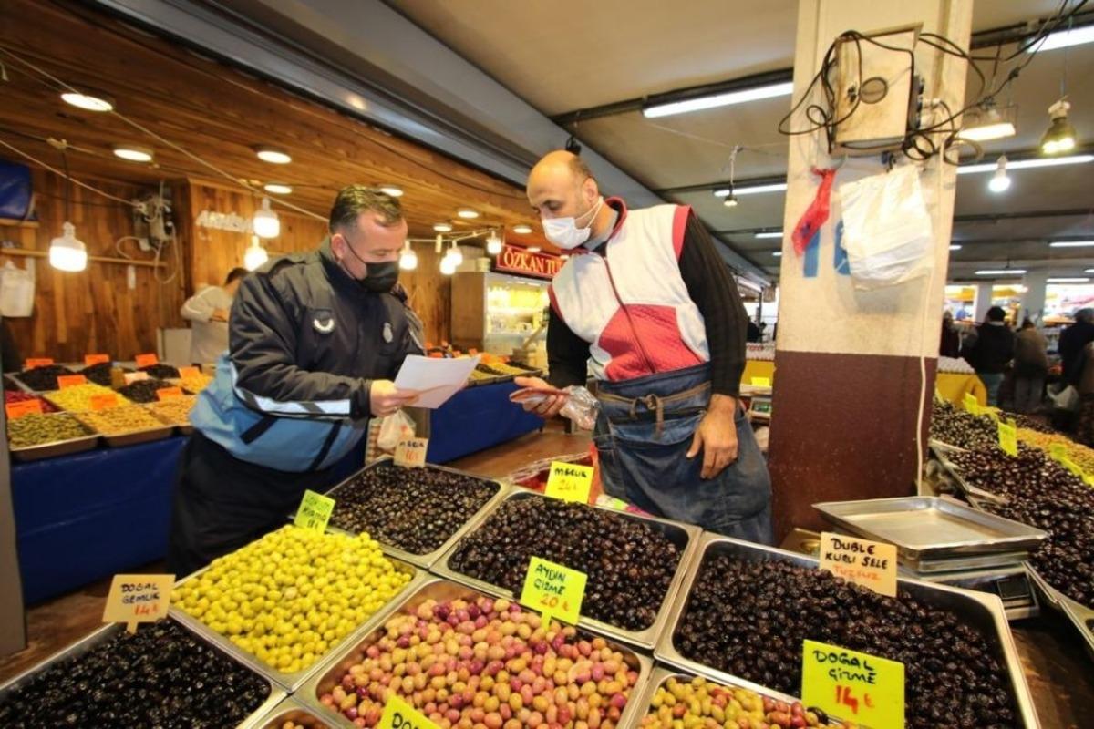 Bayraklı&rsquo;da zabıtalardan pazar yerlerine sıkı korona vir&uuml;s&uuml; denetimi