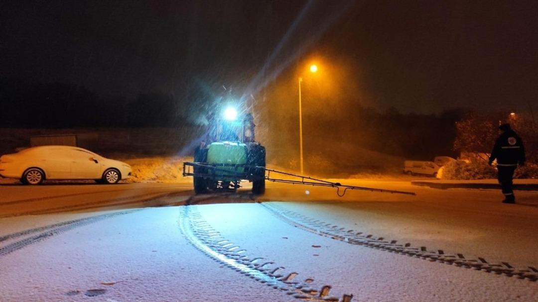 Biga Belediyesi ekiplerinin karla m&uuml;cadelesi s&uuml;r&uuml;yor