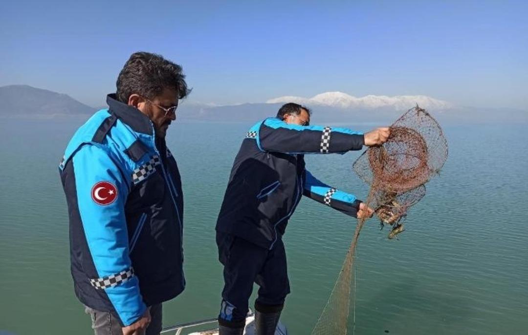 Kerevit &uuml;retiminde birinci sıradaki Eğirdir G&ouml;l&uuml;&rsquo;nde ka&ccedil;ak avcılığın &ouml;n&uuml;ne ge&ccedil;ilemiyor