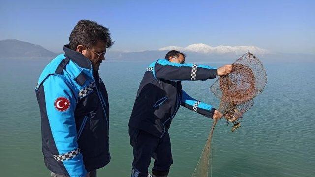 Kerevit üretiminde birinci sıradaki Eğirdir Gölü’nde kaçak avcılığın önüne geçilemiyor