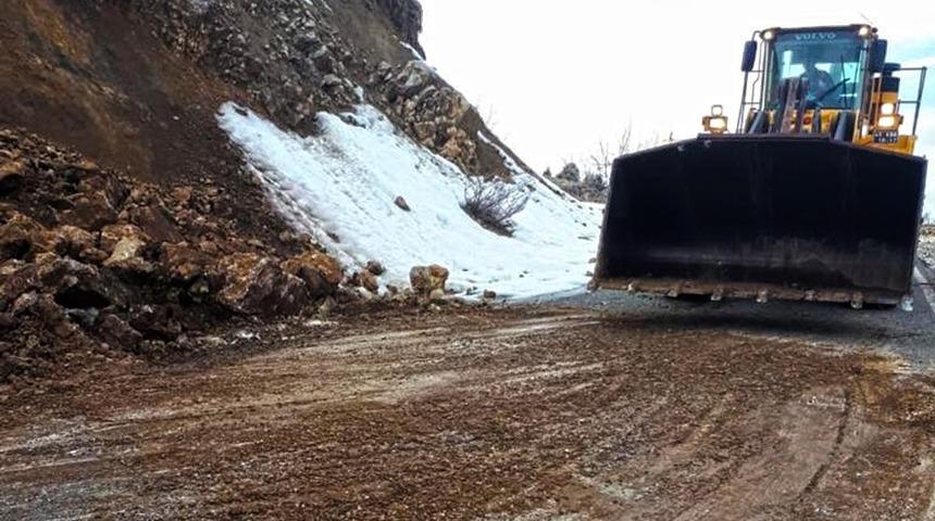 Heyelanın kapattığı yol a&ccedil;ıldı